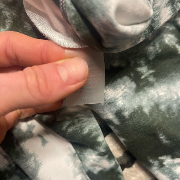 Top notch bra (XL) & peach booty leggings (M) in green/white tie die - Picture 5 of 9